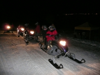  Motos de nieve de noche en Alta Saboya 